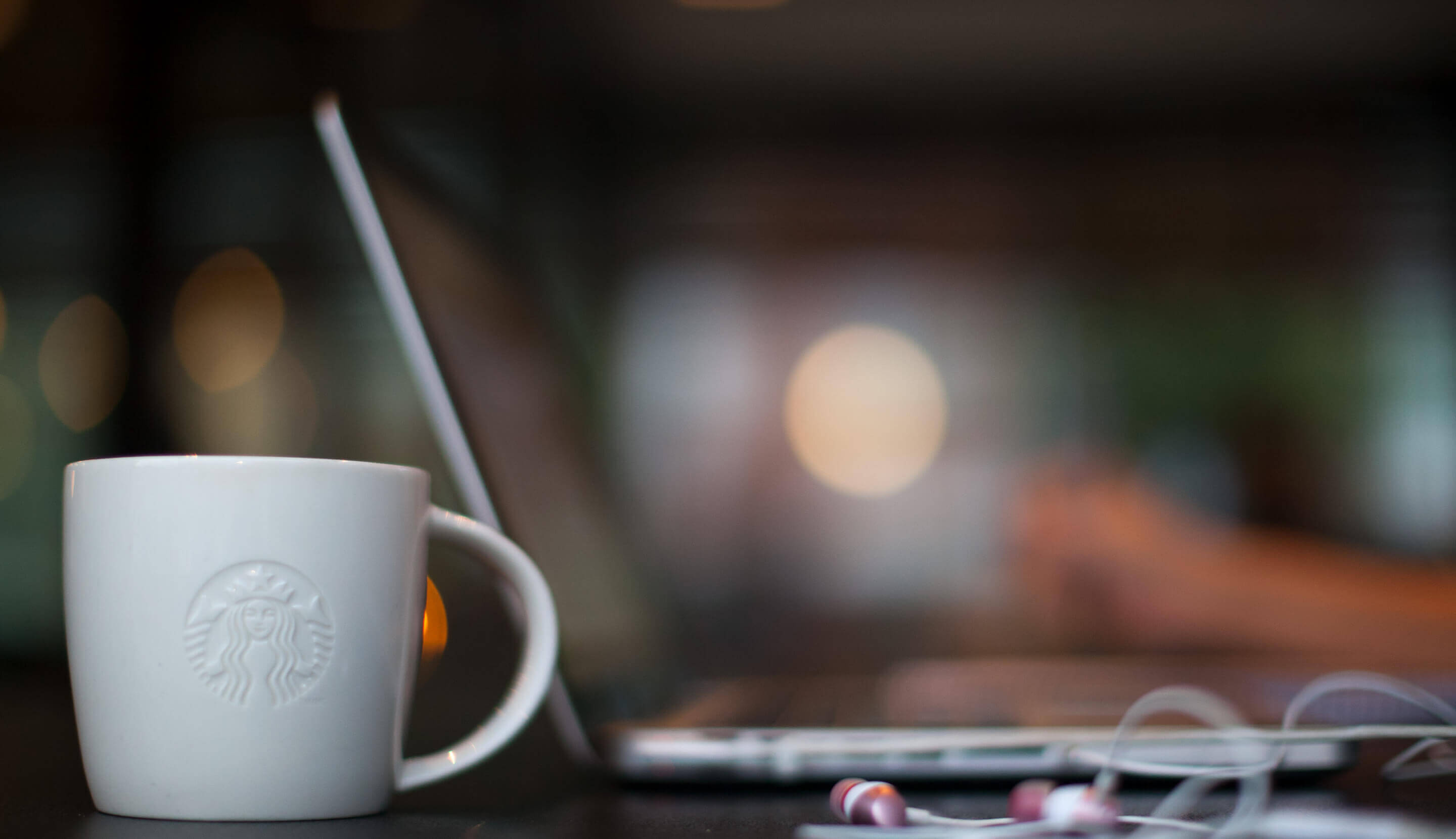 Weiße Kaffeetasse von Starbucks®