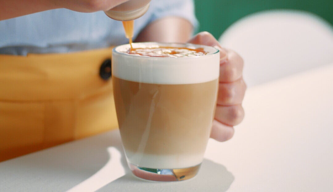 Cremiger Kaffee im transparenten Becher