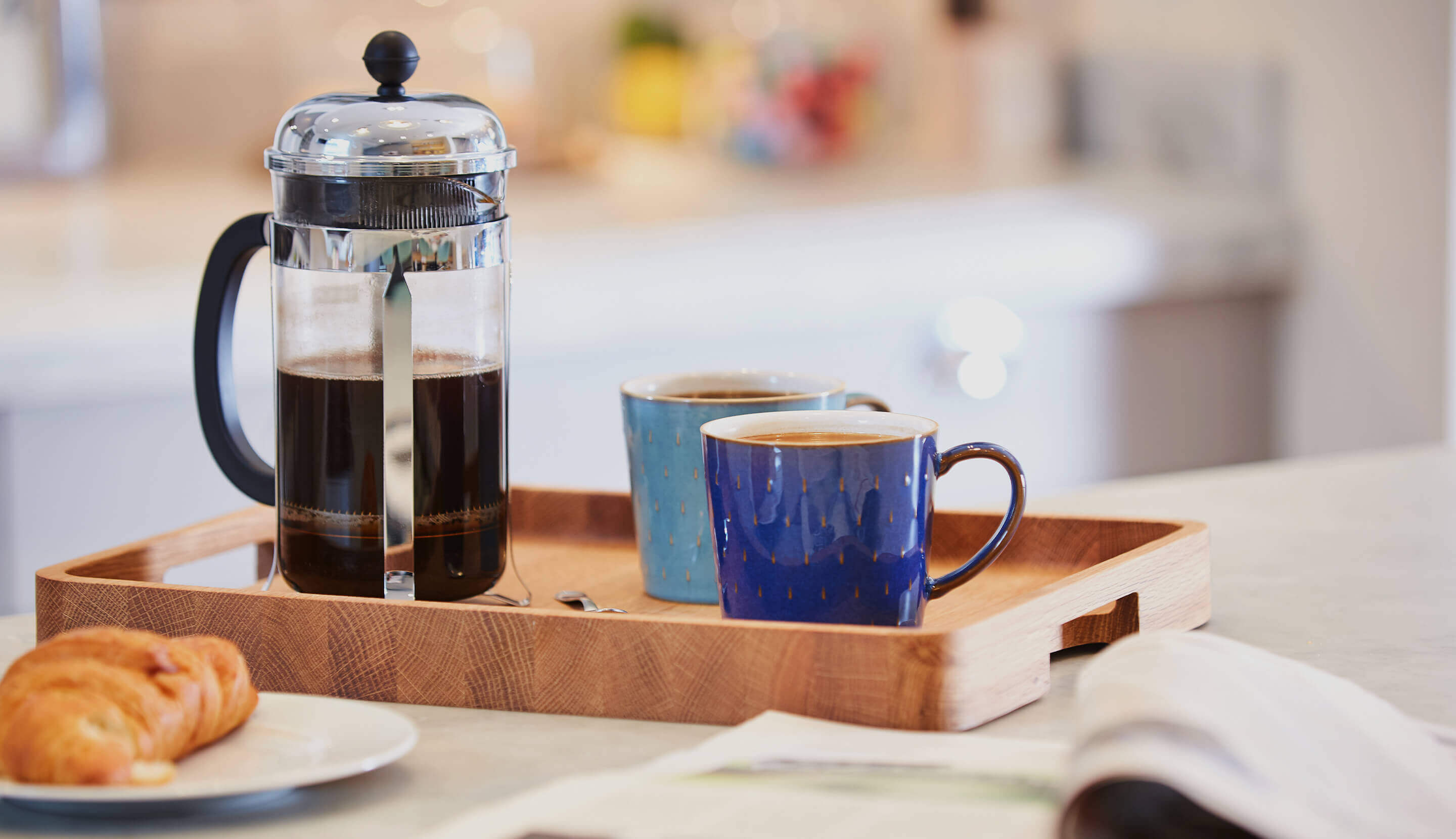 Kaffeekanne und Kaffeetassen auf einem Tablett