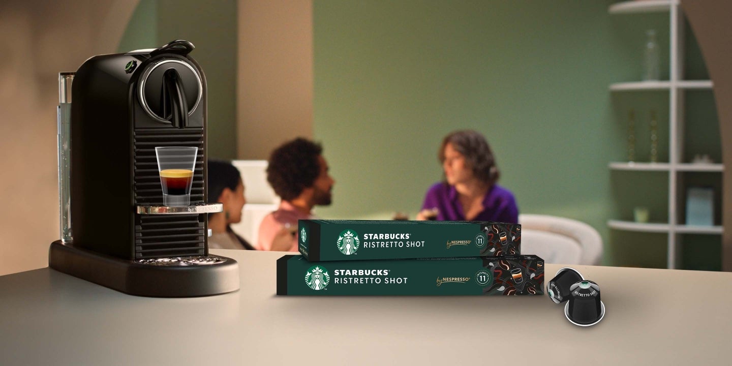 Ristretto Shot Produktabbildungen neben einer Kaffeemaschine.