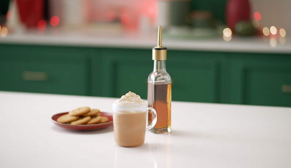 Kaffee neben Ingwer und Ingwer - Sirup 