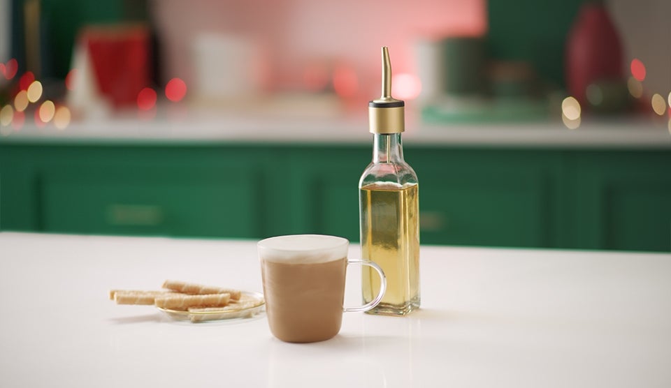 Kaffee neben Vanille und Vanille-Sirup