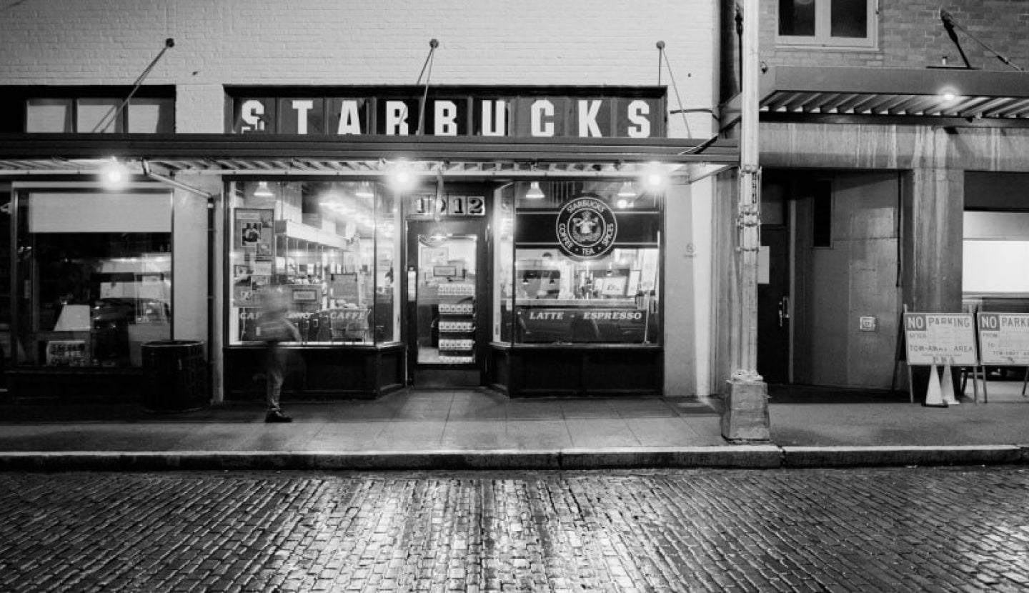 Schwarzweiße Frontansicht eines Starbucks Kaffeeladens