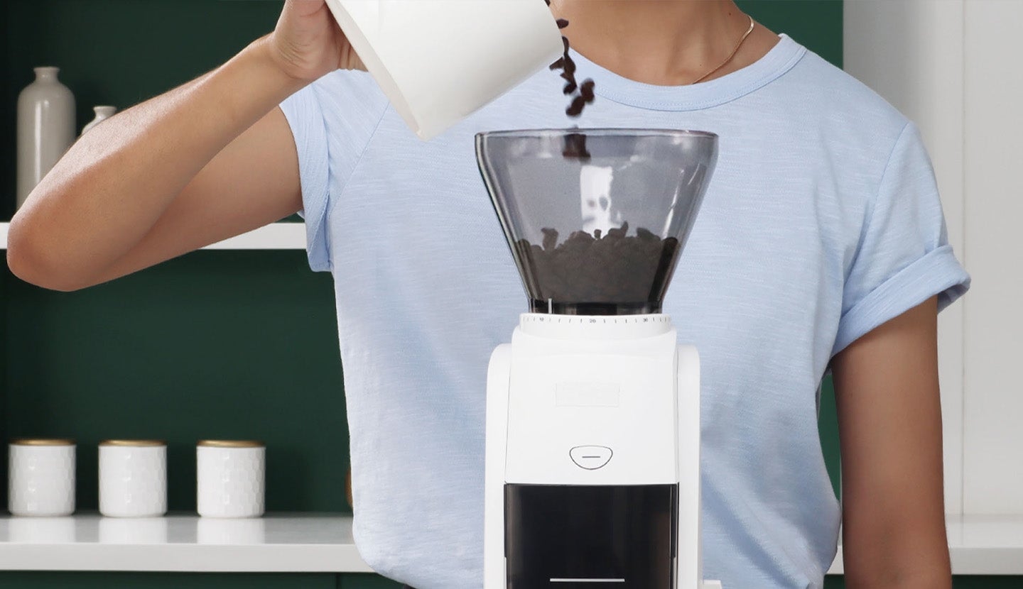 Eine Anleitung zum Mahlen von Kaffeebohnen für Zuhause