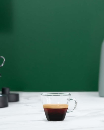 Starbucks® by Nespresso® Kaffee, Produktverpackung und Nespresso Kaffeemaschine