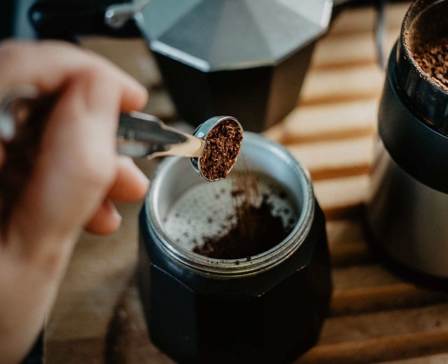 Kaffeepulver aus dem Glas