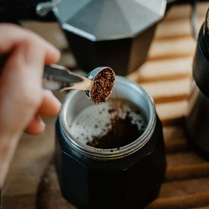 Kaffeepulver aus dem Glas