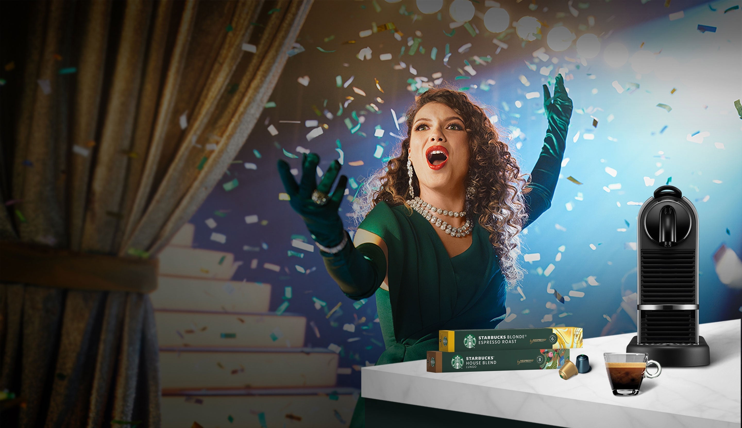 Une femme qui chante dans sa cuisine, avec du café Starbucks® by Nespresso®, des emballages de produits et une machine.