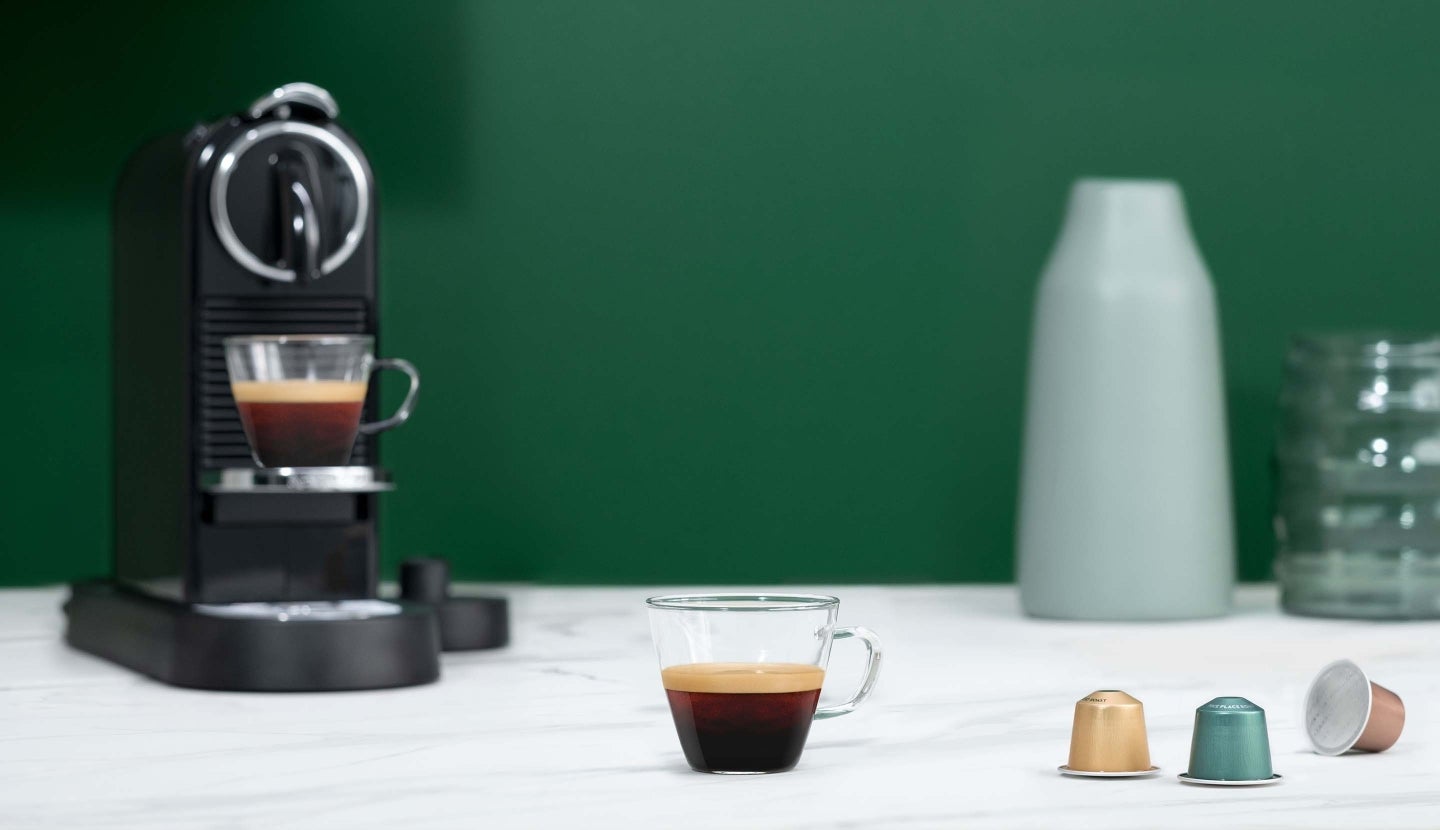 Café Starbucks® by Nespresso®, emballages de produits et machine.