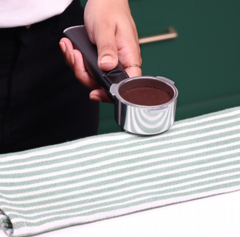 Certifique-se de que a moagem do café esteja nivelada, caso contrário, a extração poderá ser irregular – e isso significa um 