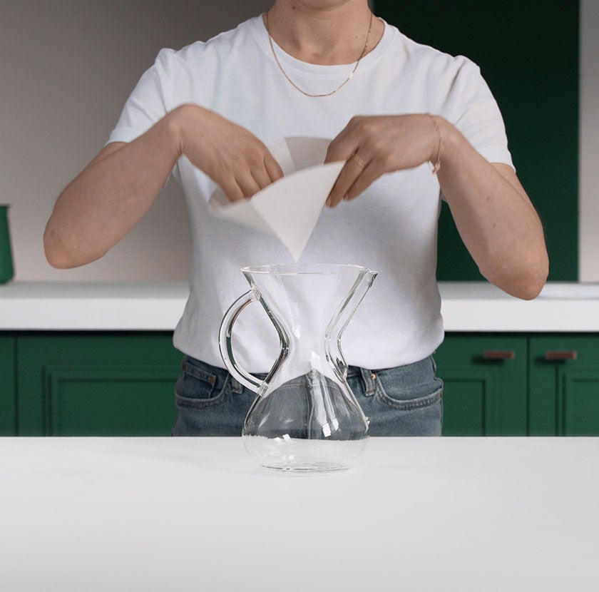 Coloque o filtro Chemex® na cafeteira.