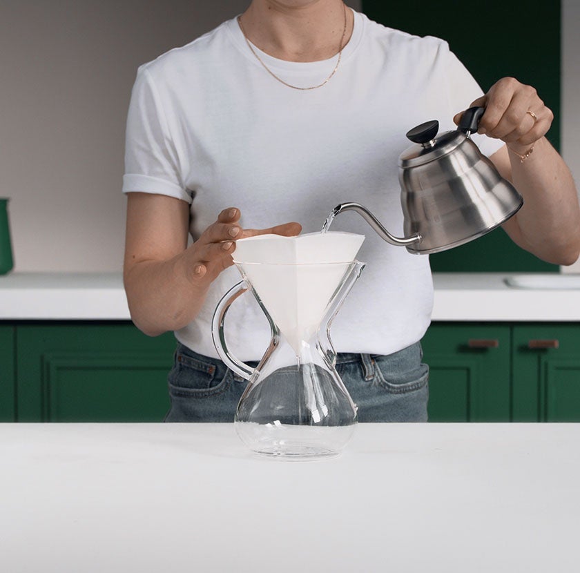 Molhe o filtro com água quente.