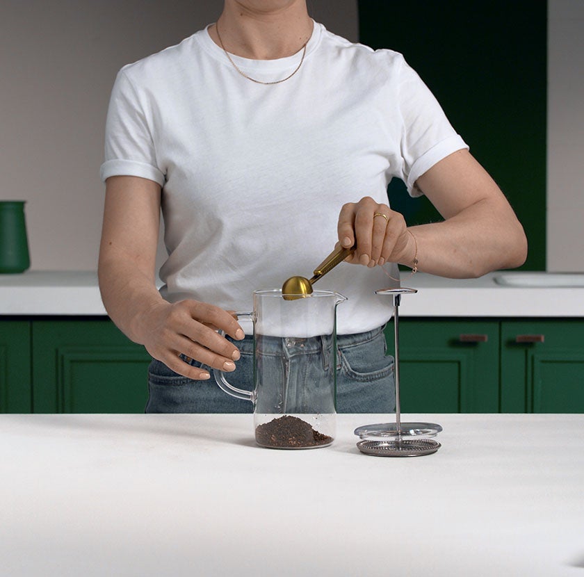 Adicione o café moído grosso.