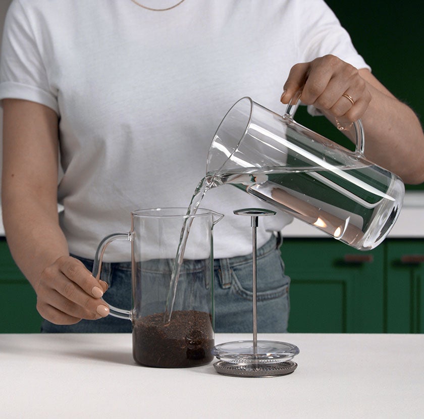 Despeje água sobre o pó de café.