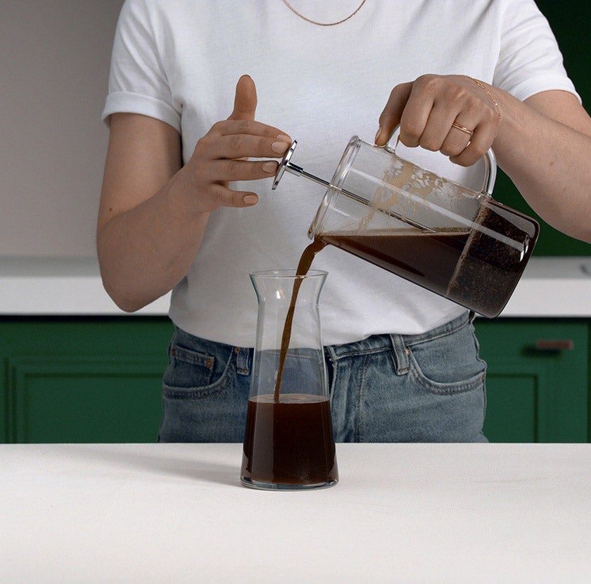 Despeje cuidadosamente o concentrado de café gelado em uma jarra.