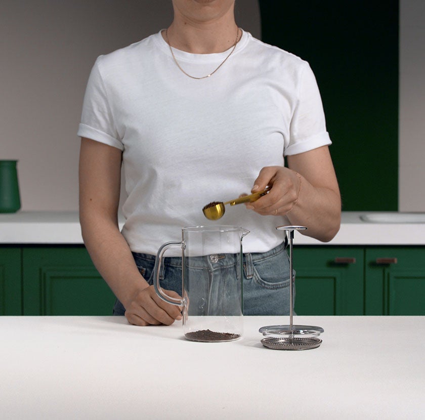 Adicione café moído grosso.