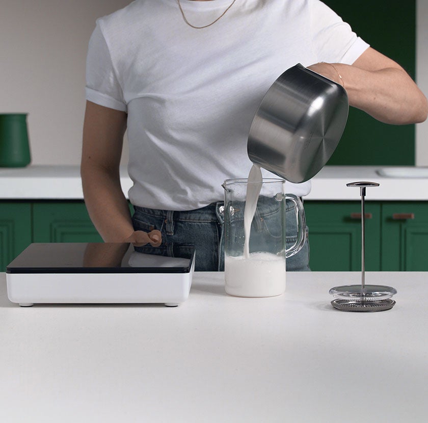 Aqueça o leite a 60°C.