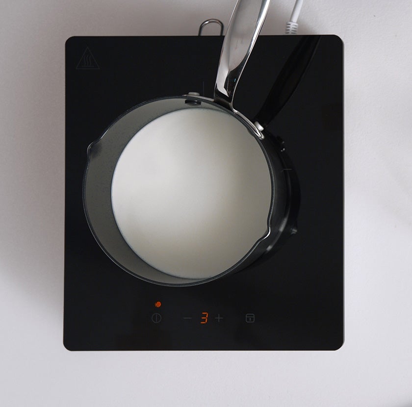 Aqueça o leite a 60°C.