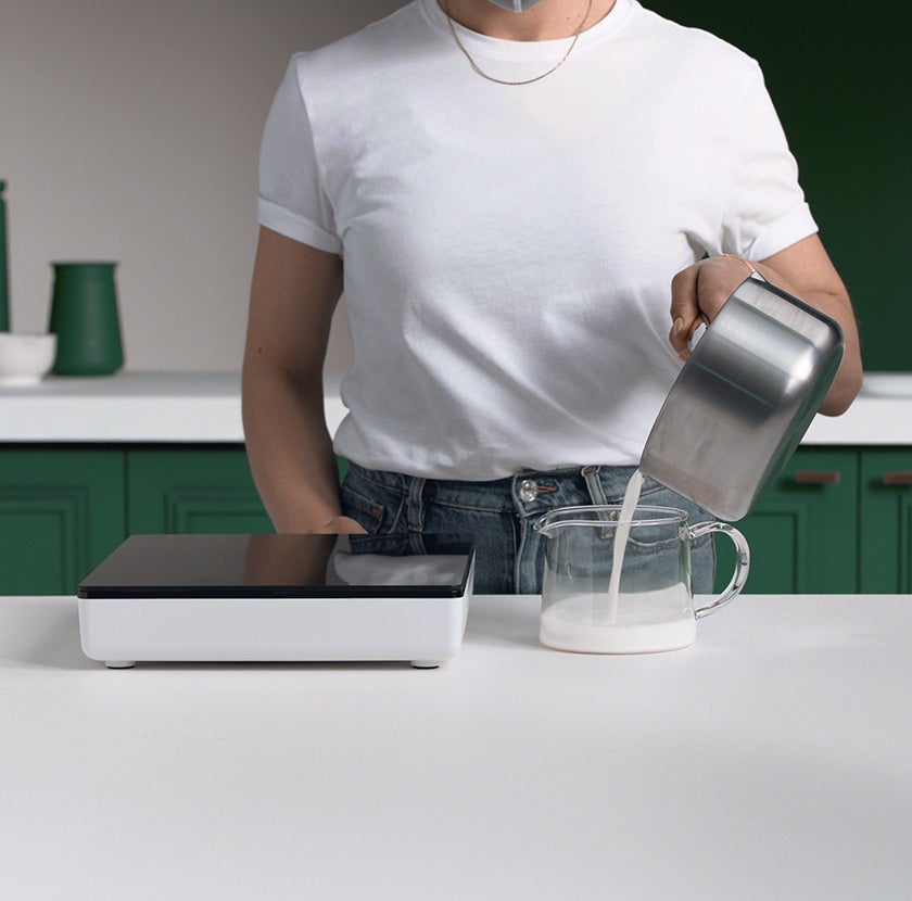 Despeje o leite na caneca alta.