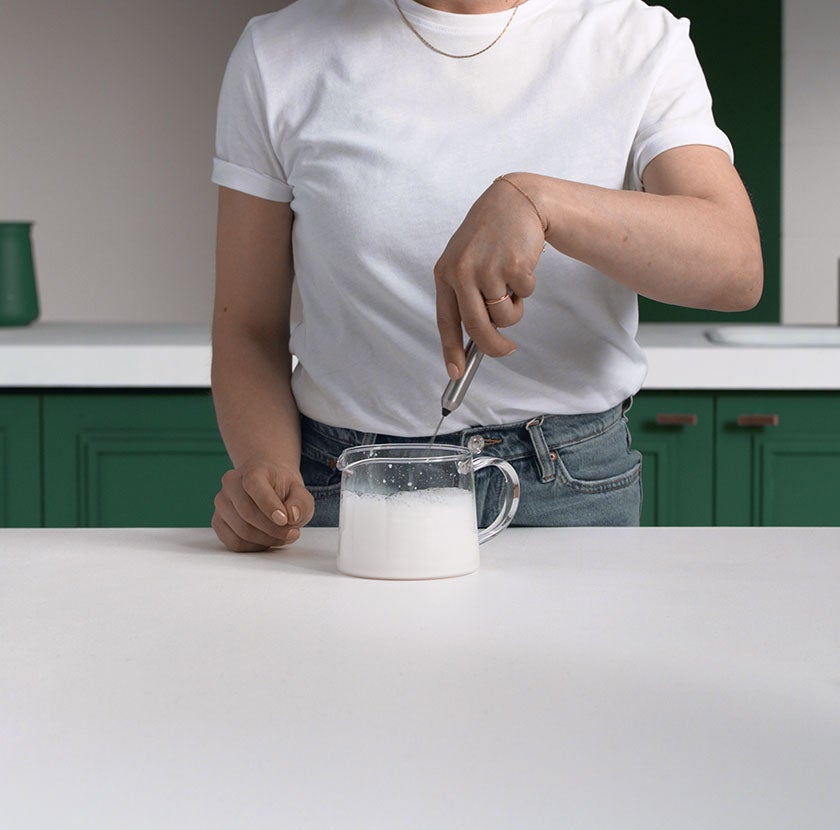 Coloque o batedor no leite.