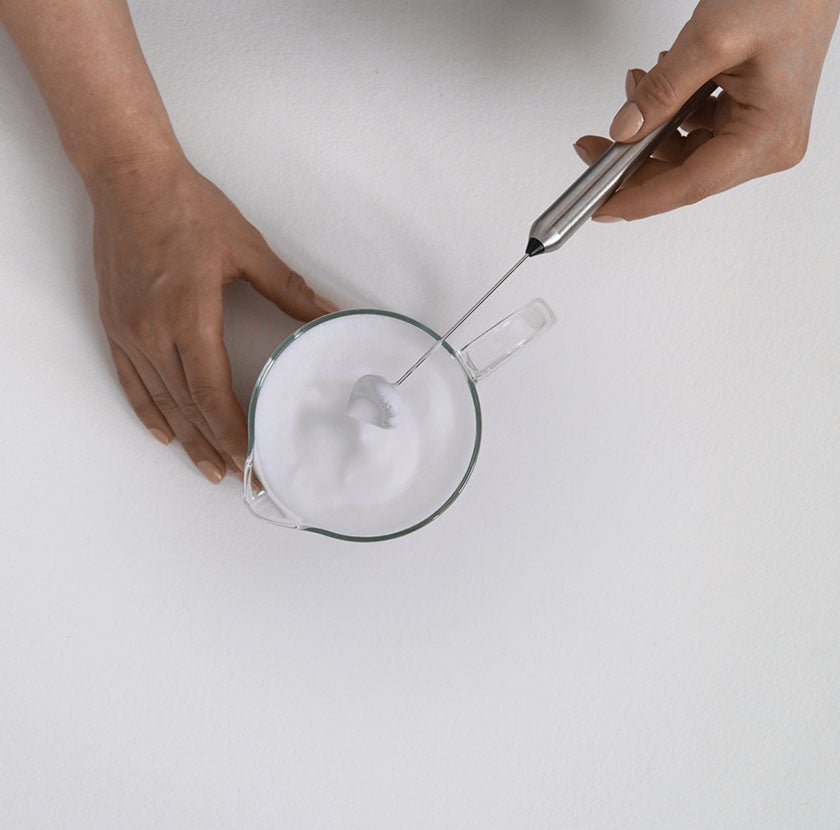 Retire cuidadosamente o espumador do leite.