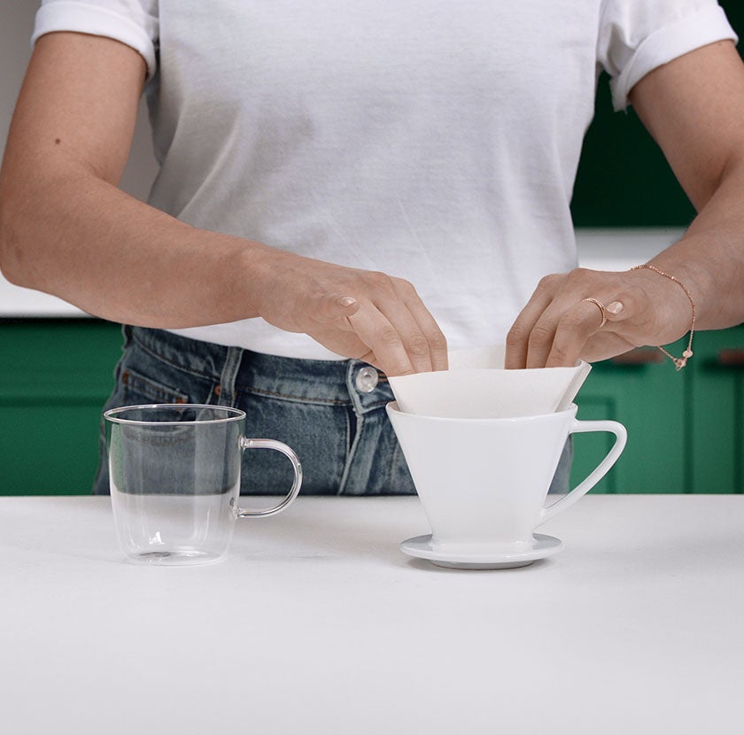 Coloque o filtro de papel no cone do coador.