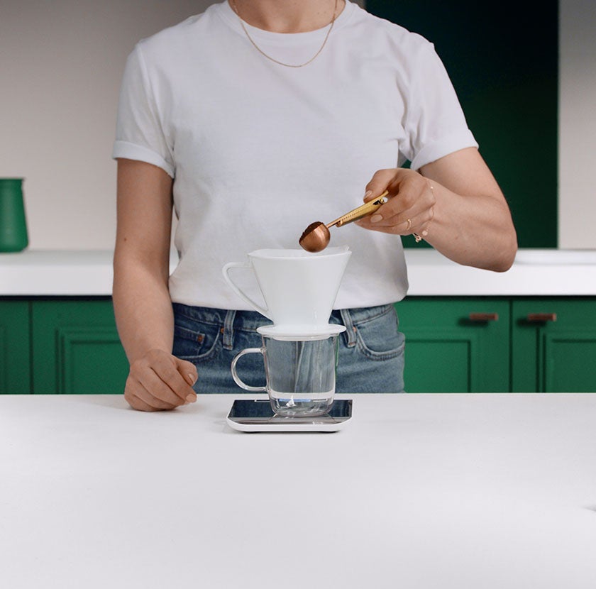 Adicione café moído fino.