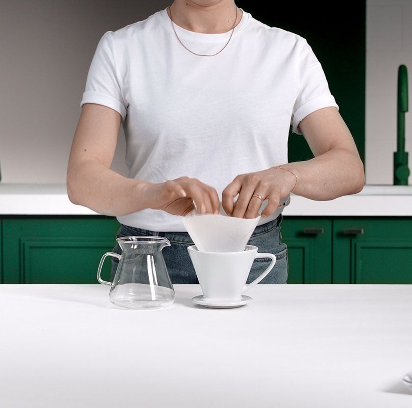 Coloque o filtro no cone do coador.