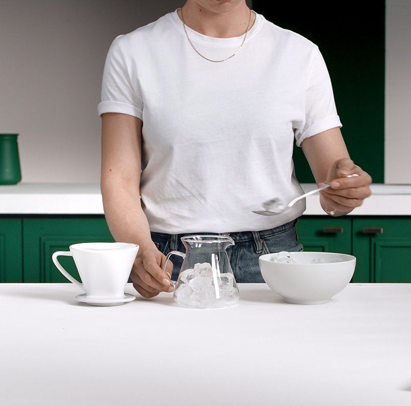 Adicione gelo à garrafa.