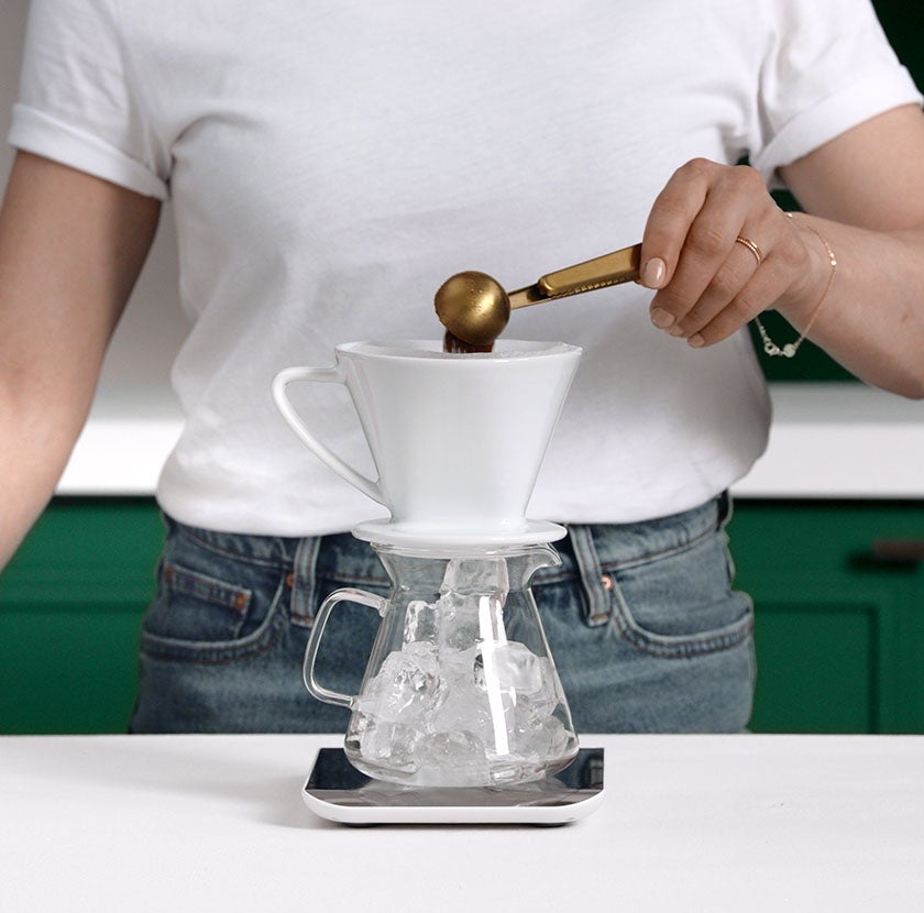 Adicione café moído fino.