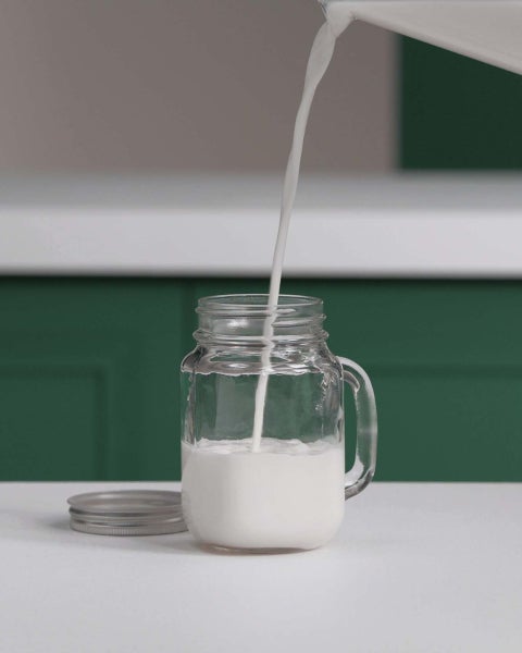 Como espumar leite com um pote de vidro