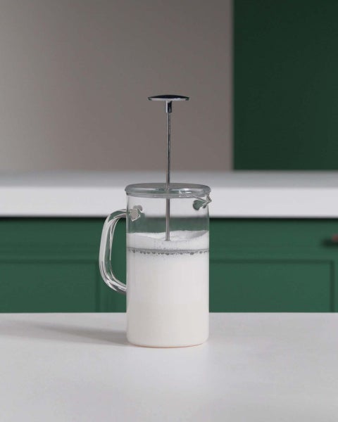 Como espumar leite com uma prensa francesa