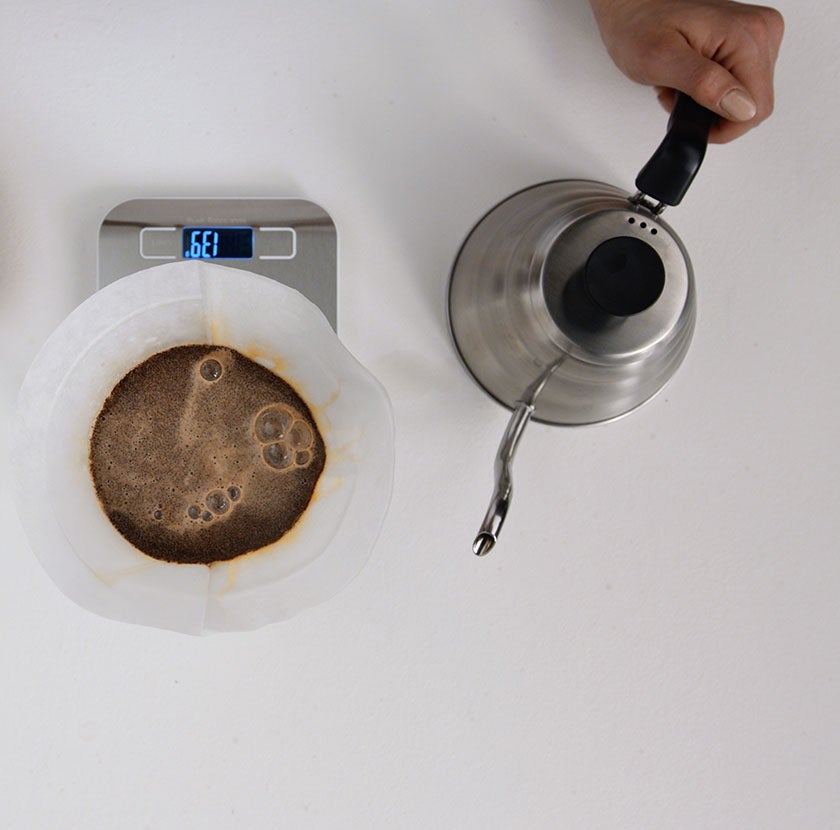 Paso 4 - Vierte lentamente un poco de agua sobre el café