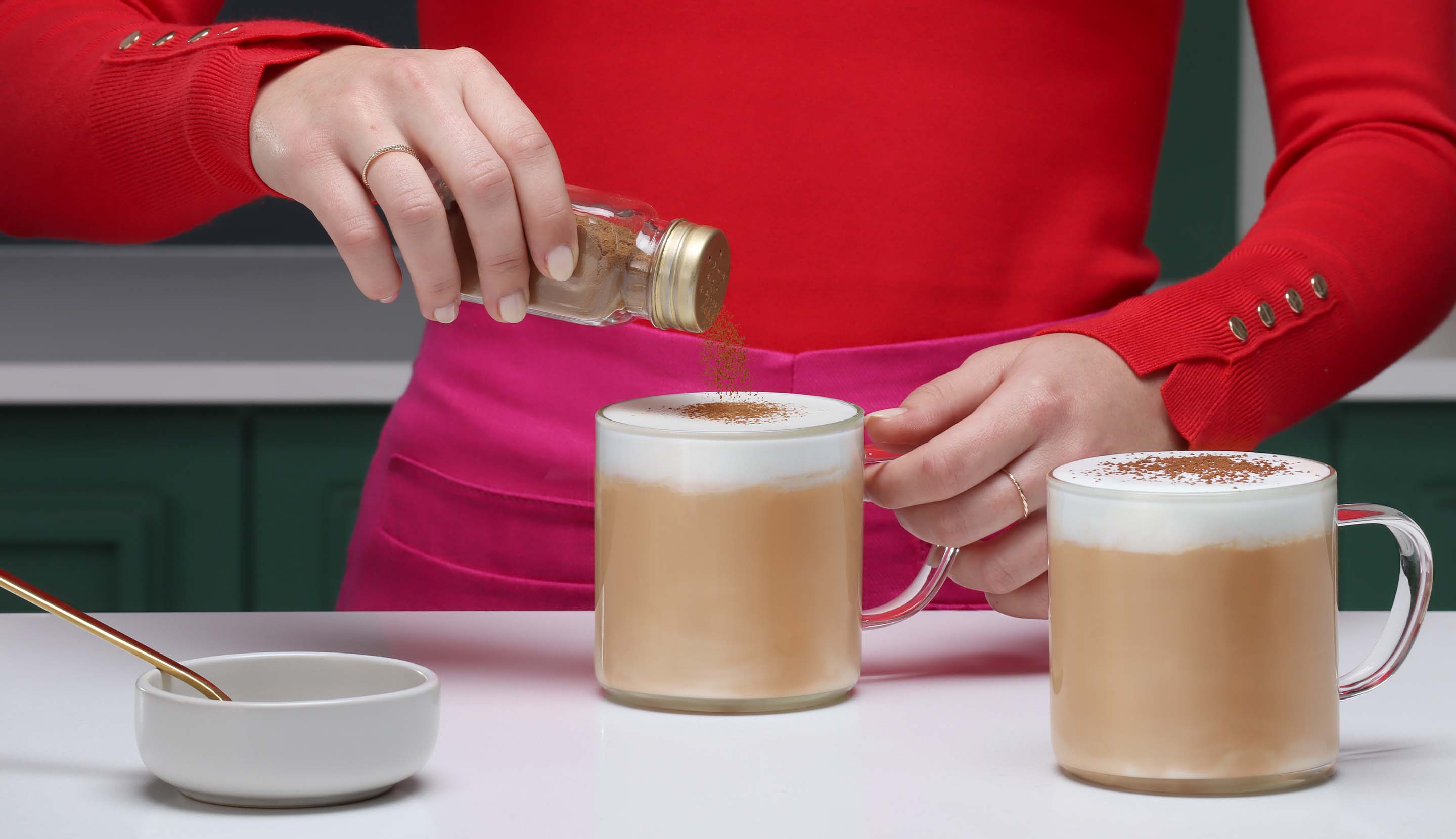 añadiendo especias al café