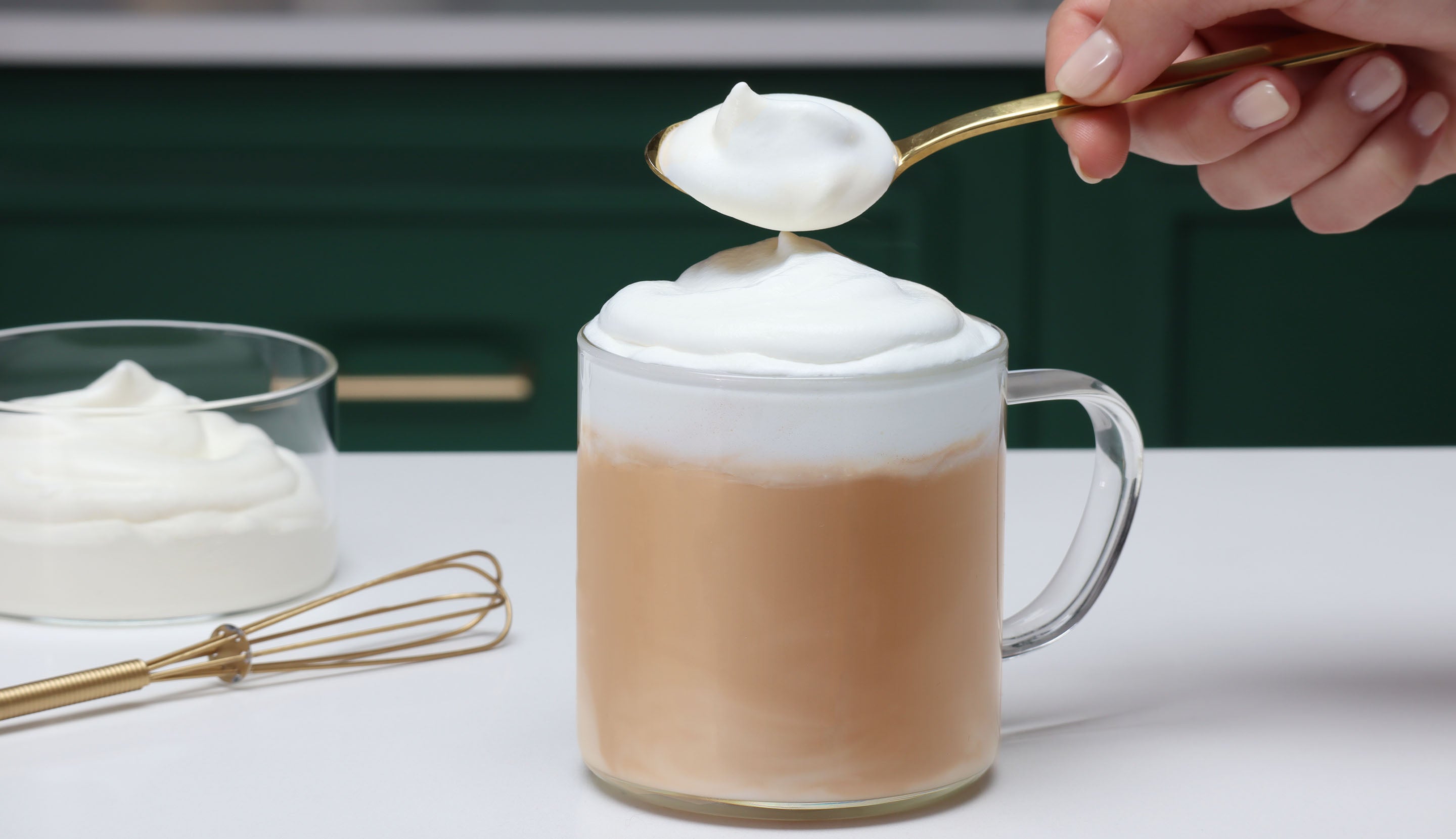 colocando la nata montada en el café