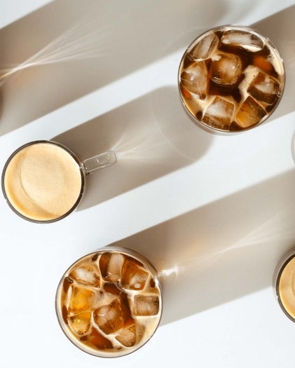 Une vue de dessus des cafés Starbucks® by Nespresso® avec une lumière vive qui projette des ombres et crée de belles réfracti