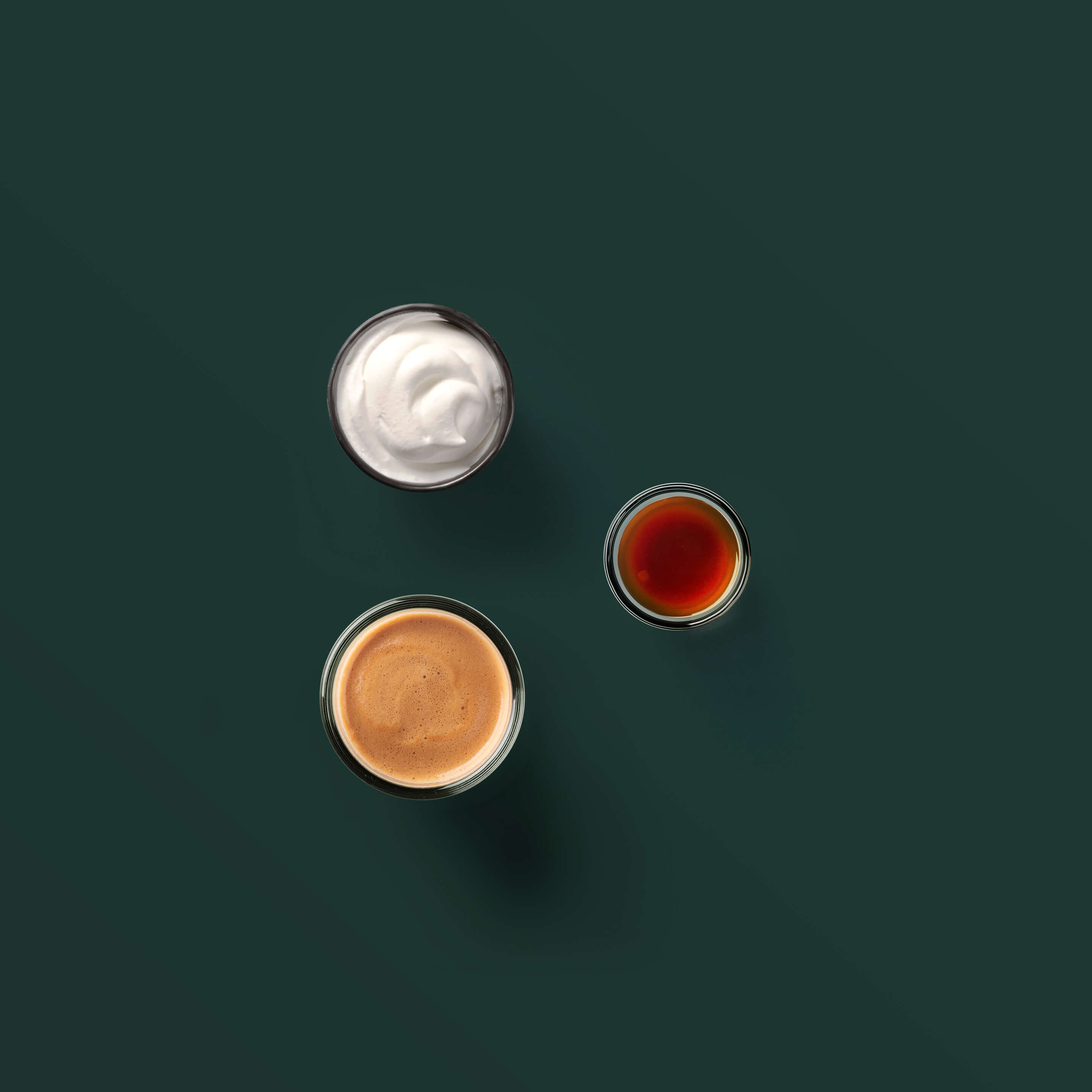 Ingredience na Espresso con Panna: Espresso, Šlehačka, Karamel
