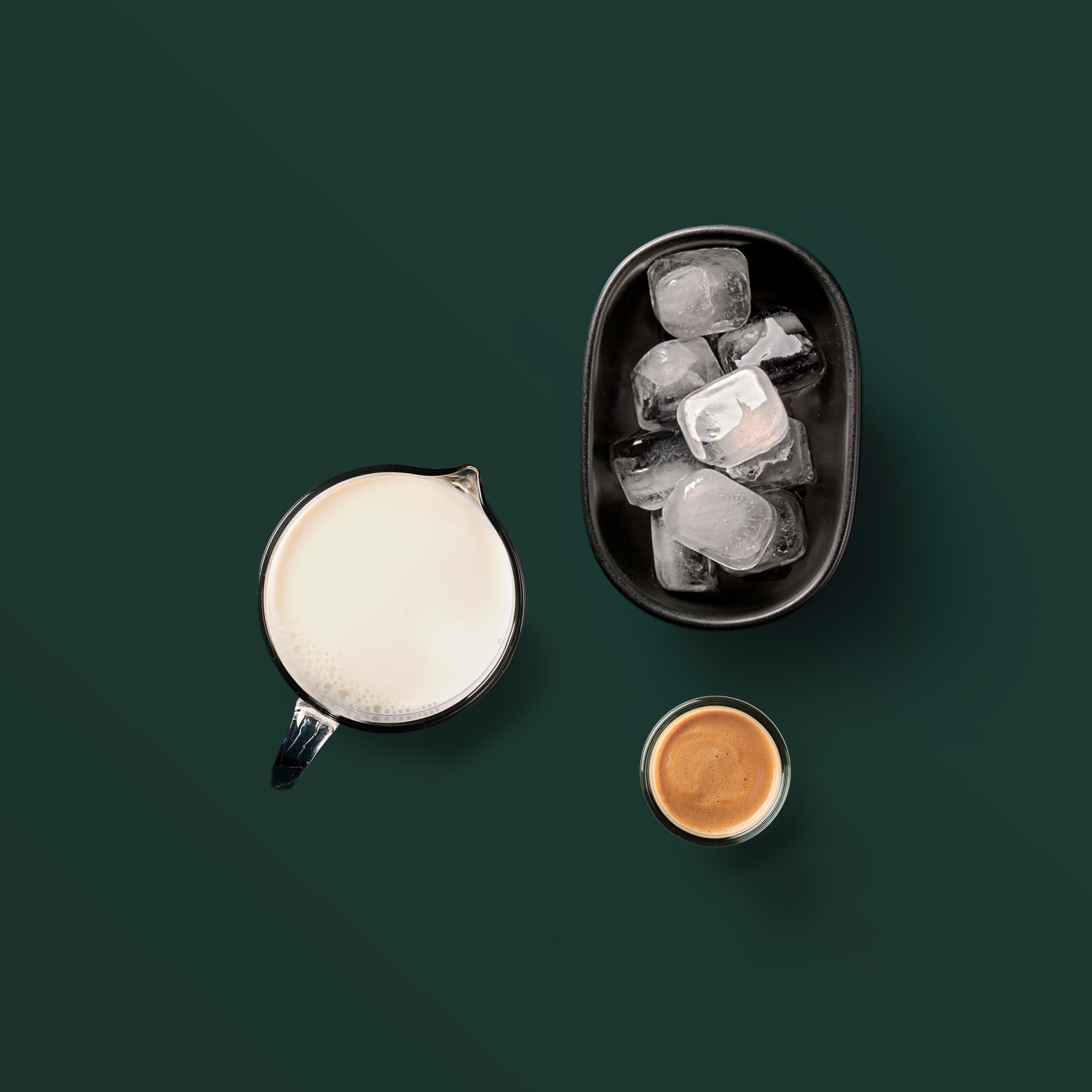 Ingredience na ledové mandlové latte: Espresso, mandlové mléko, kostky ledu