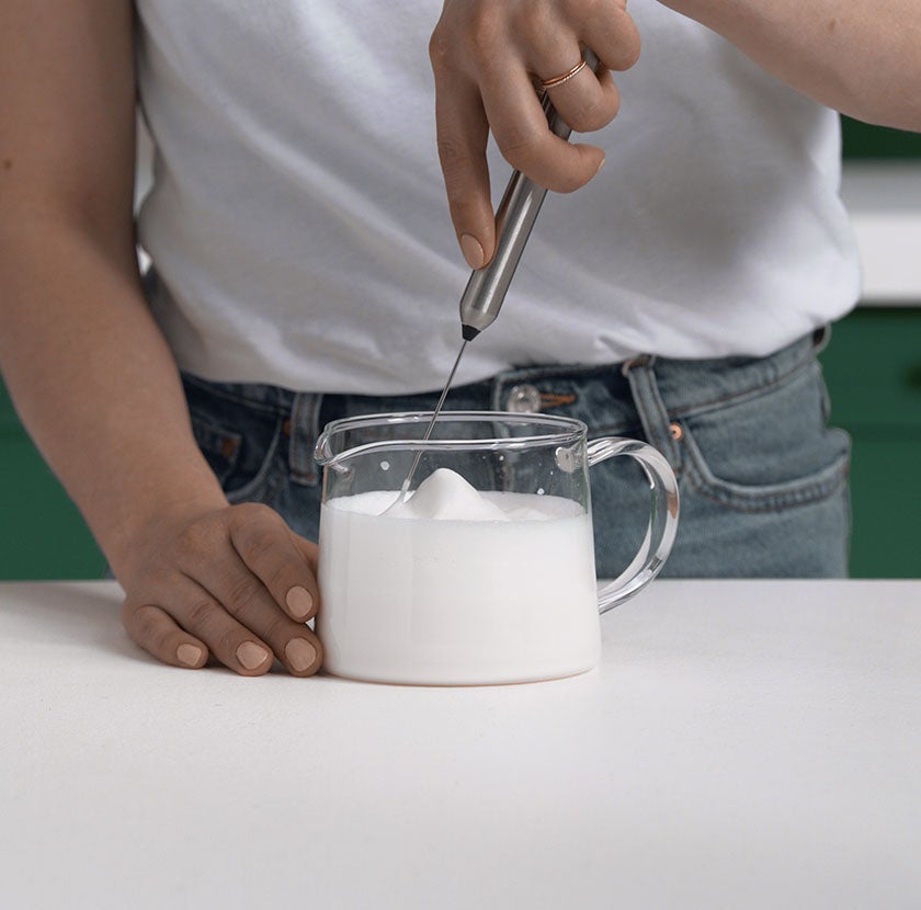 Jak našlehat mléko pomocí pěniče 3