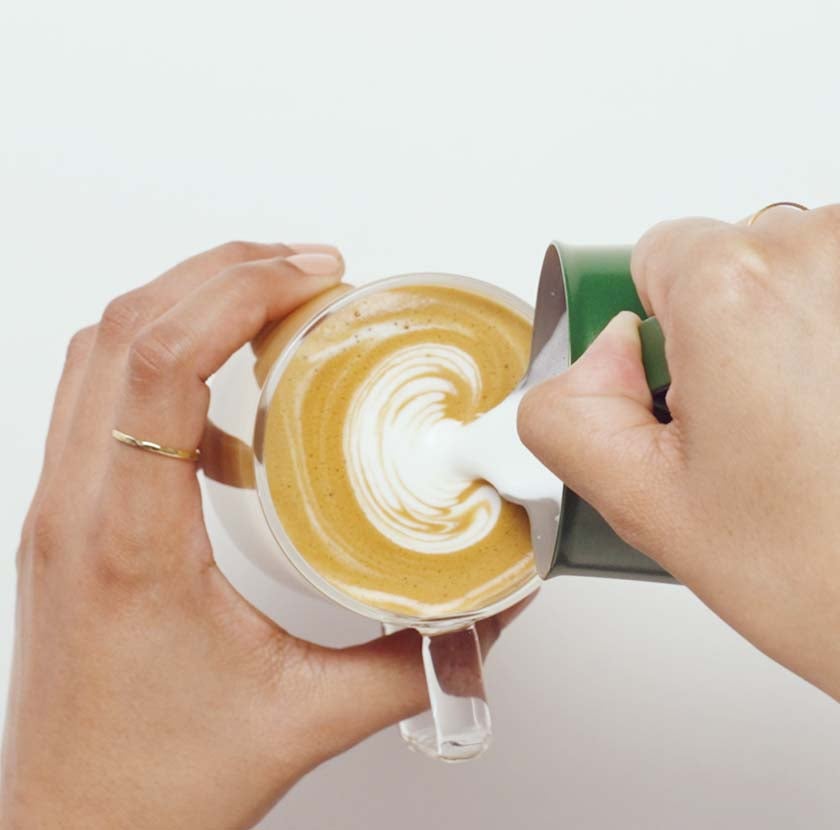 Jak nakreslit latte art se srdíčkem 3