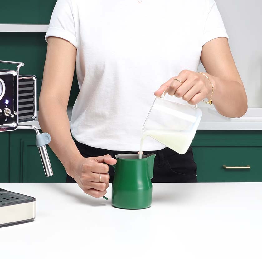 Jak našlehat mléko pomocí trysky