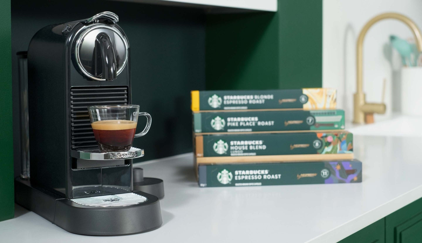 Starbucks® by Nespresso® Kaffee, Produktverpackung und Nespresso-Maschine