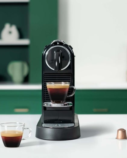 Starbucks® by Nespresso® Kaffee, Produktverpackung und Nespresso Kaffeemaschine
