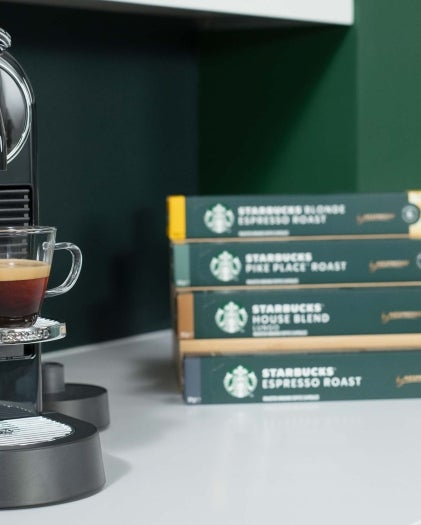 Starbucks® by Nespresso® Kaffee, Produktverpackung und Nespresso-Maschine