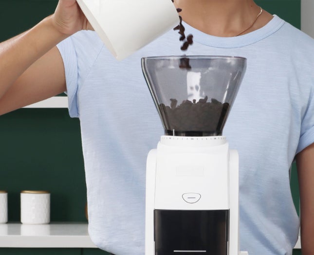 Eine Anleitung zum Mahlen von Kaffeebohnen für Zuhause