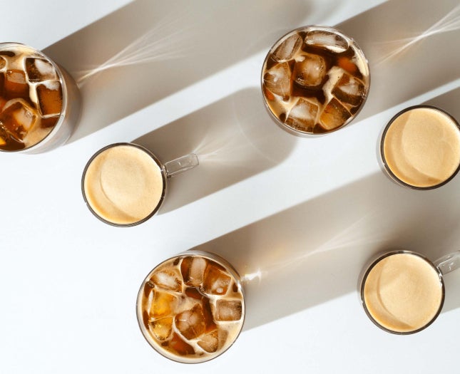 Starbucks® by Nespresso® Kaffee, Produktverpackung und Nespresso-maschine
