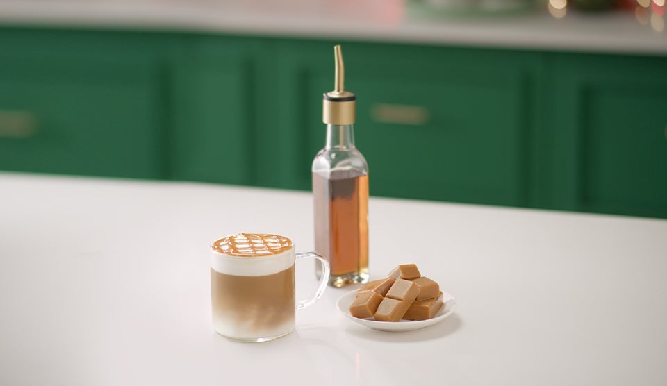 Kaffe ved siden af karamel og karamelsirup