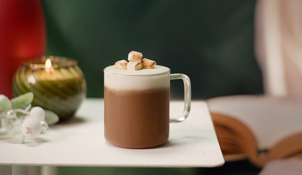 En kop kaffe på et bord