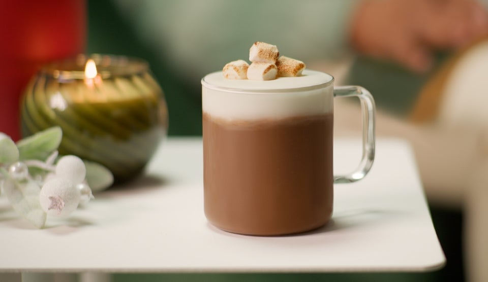 En kop kaffe på et bord