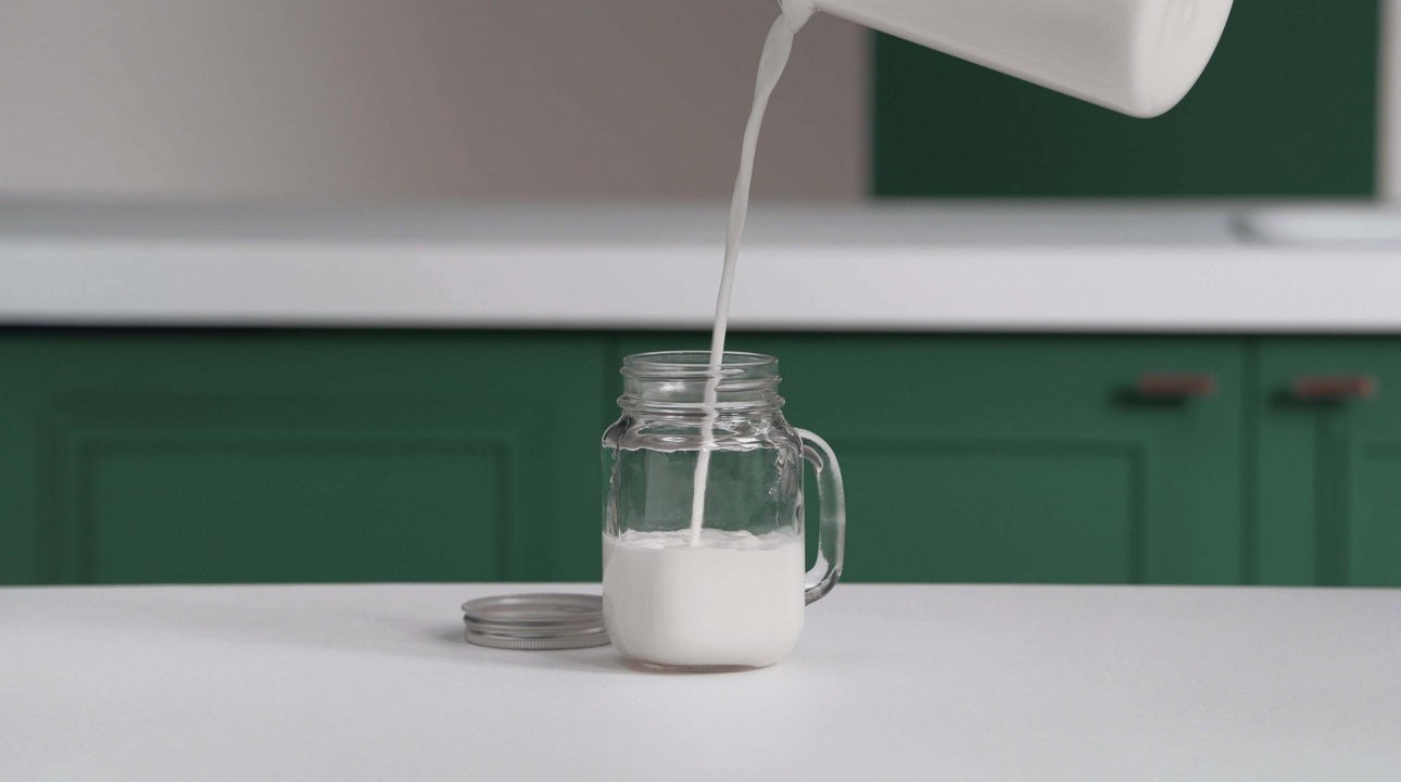 Sådan skummer du mælk med et henkogningsglas